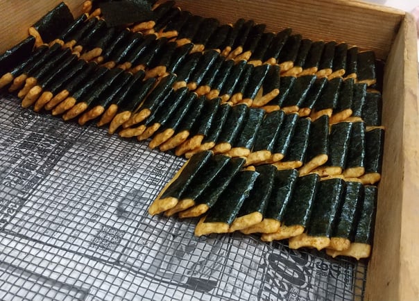 焼き海苔巻きせんべい