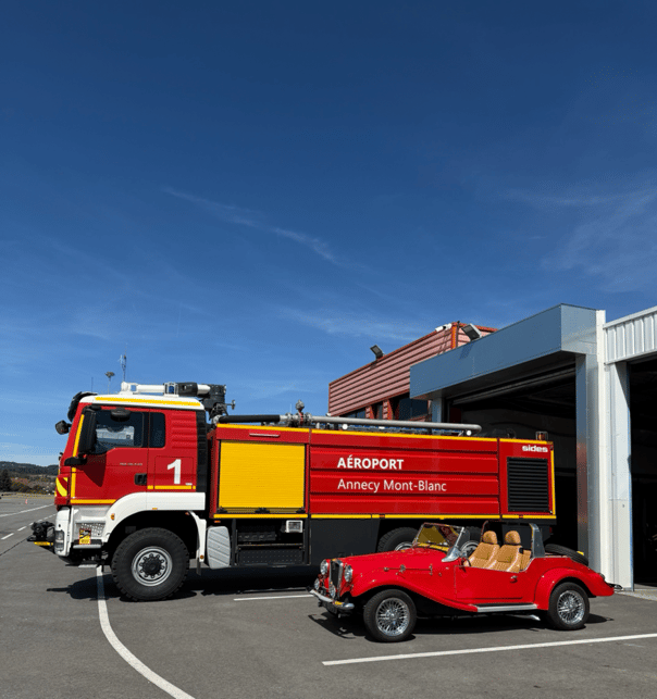 Spartan avec le camion des pompiers de l'aéroport