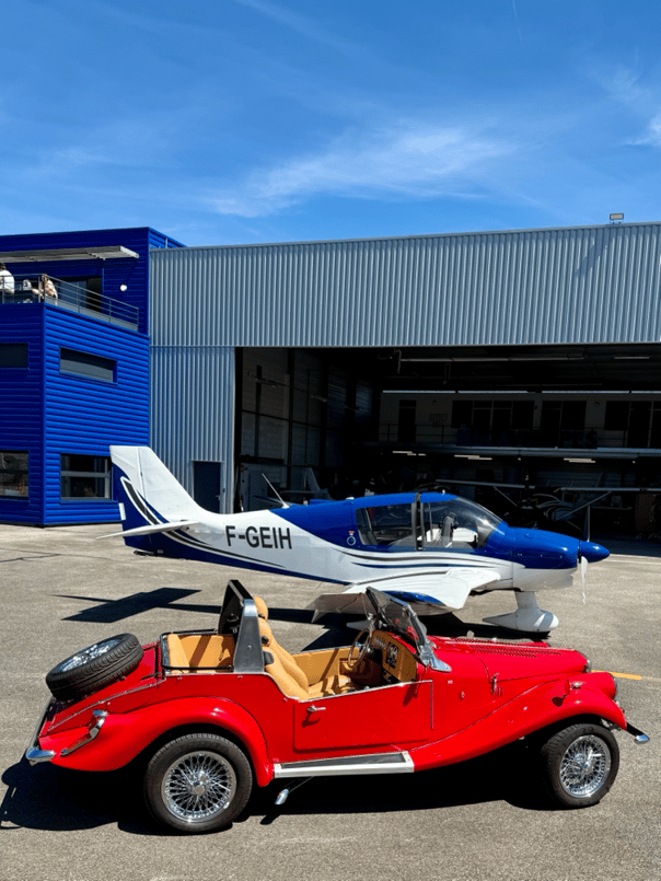 The French Spartan avec un avion d'Avialpes