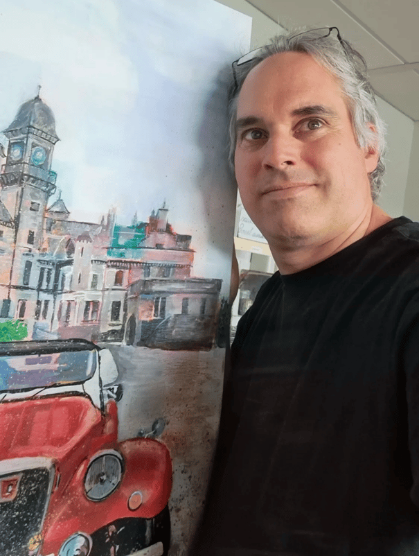 Björn Maute whith his canevas of The French Spartan in front of Dunrobin Castel