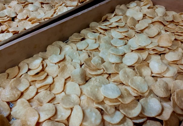 黒胡椒掛けをする薄焼きせんべい