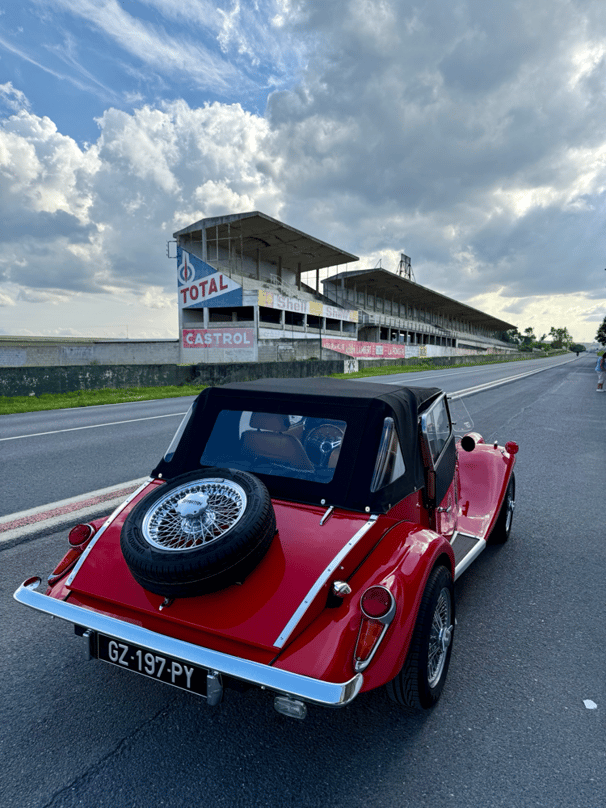 Spartan devant les tribunes du Circuit de Reims-Gueux