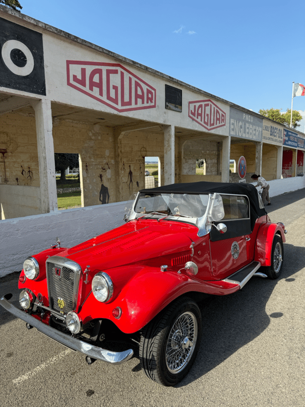The French Spartan devant les stands du Circuit de Reims-Gueux