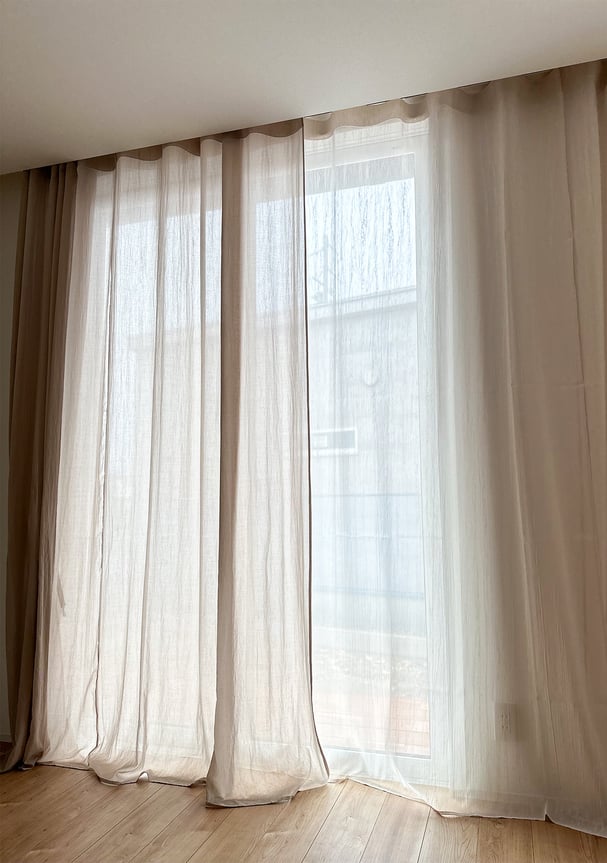 天井にカーテンボックスを設け、レールを見せない納まり。すっきりとしたデザイン