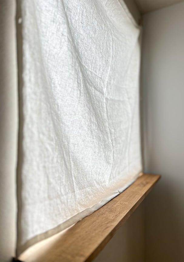 カウンター付きの小窓に設置されたリネンカーテン。窓辺の明るさと柔らかさが調和している