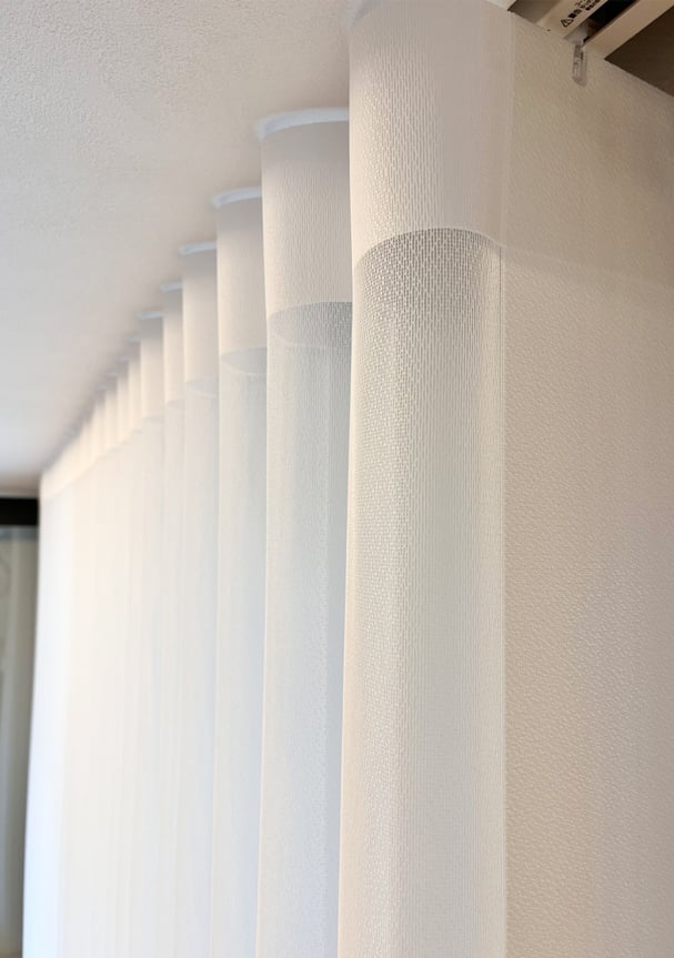 エアレのルーバー部分。やわらかな布地のような素材感が光をやさしく透過する。