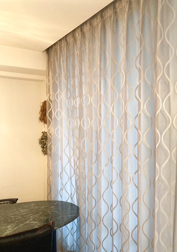 カーテンボックスにすっきりと収められたフロントレースカーテン。モダンな照明や家具と調和している。