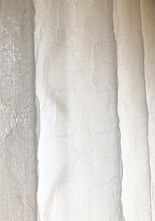 近くで見ると立体感のあるジャカード生地の織り模様。自然光の中で微妙に表情を変える。