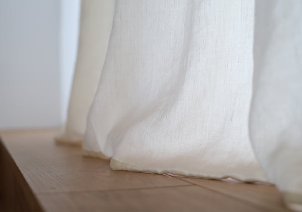 床にやさしくブレイクしたリネンビスコースカーテン
