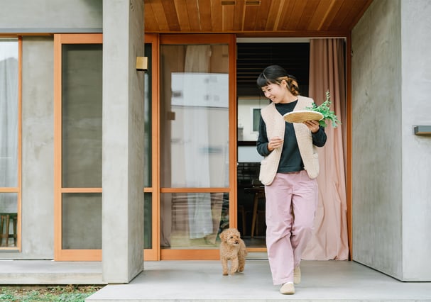 桜染のカーテンが揺れる玄関と暮らしの風景