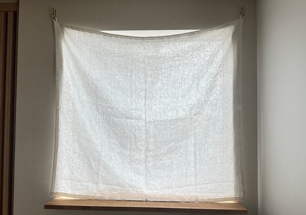 リネン生地の縫製ディテール。端の縫い目や質感が丁寧に仕上げられている様子