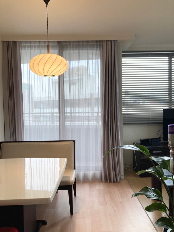 こちらは、ダイニングの窓にカーテンボックスを採用した施工例。