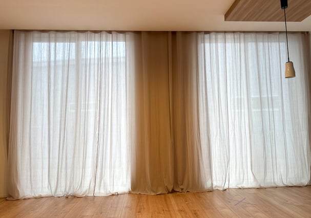 カーテンボックスに収めたレース×レースの組み合わせ。柔らかな光を透かすコットンシフォンが美しい