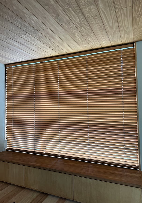 窓枠内に納めたウッドブラインド。木の質感が空間に自然に溶け込む