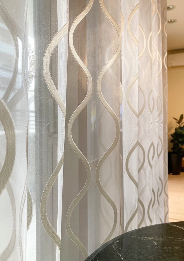 波のような曲線模様のフロントレース生地。光を受けて立体的な陰影を作り出している。