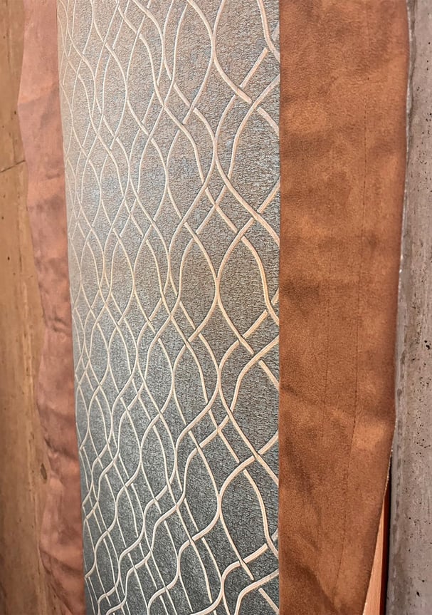 切り替え部分のディテール。スエード調の生地と光沢感のあるジャカード生地が自然に馴染むように縫製されている。