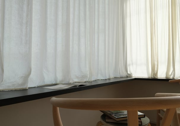 光を透かすリネンビスコースカーテン