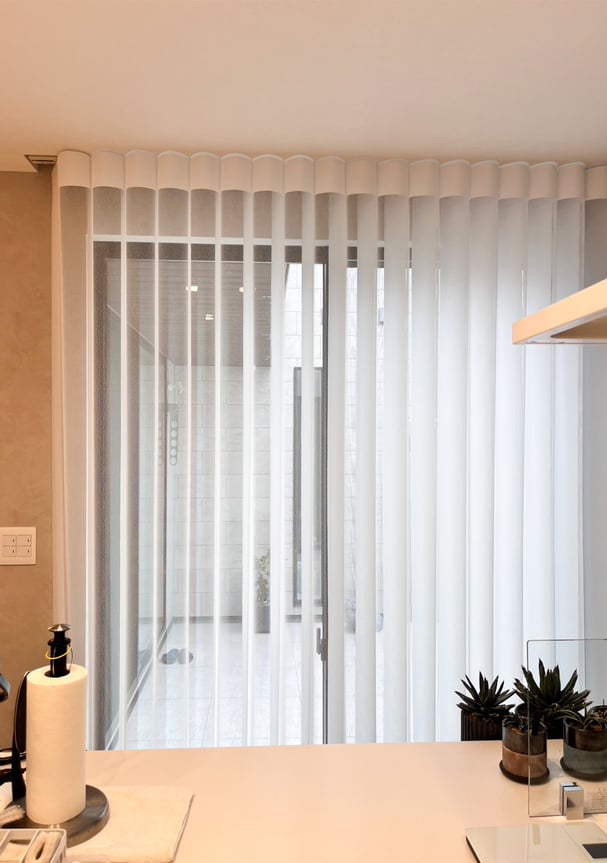 カーテンボックス内にすっきり収められたエアレ。専用スペーサーでレールが見えない美しい納まり。