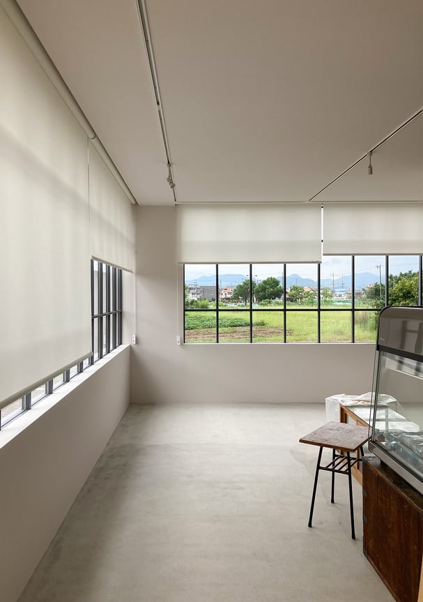 カーテンボックスに収めたロールスクリーン。商業施設の大窓をすっきりと見せる設計