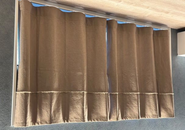 帆布カーテンのバイカラー切り替え部分。自然なふさふさのアクセントが印象的