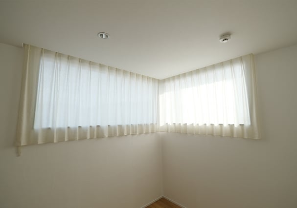 腰窓に取り付けたリネンビスコースカーテン