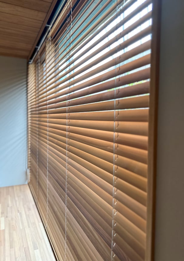 木製天井とウッドブラインドが調和したリビング空間。ナチュラルで落ち着いた印象