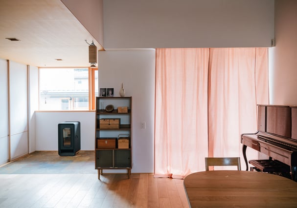 カーテンボックスに納まった桜染のカーテン