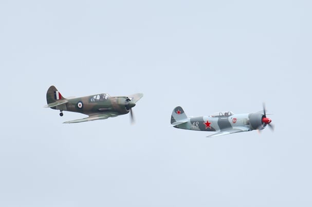 DAS Highlight beim Flugplatzfest 2018: das Warbird-Display von CA-13 Boomerang und Yak-3 (Foto: Stefan Schmoll)