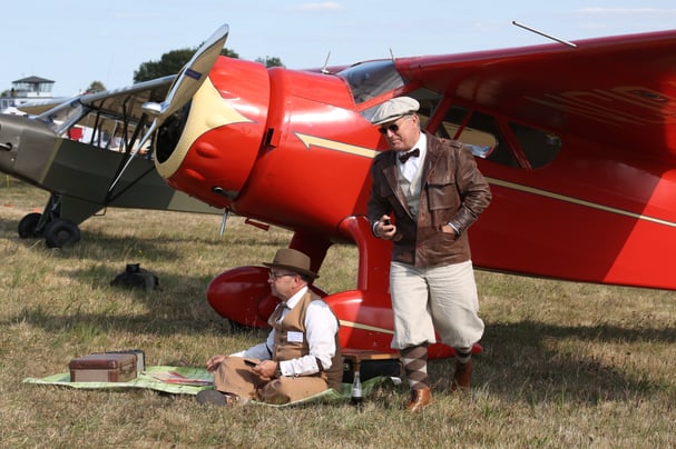 Nostalgisches Flieger-Picknick stilecht unter dem Tragflügel der Cessna Airmaster (Foto: Stefan Schmoll)