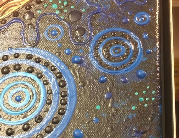 Schlichter Bilderrahmen schützt das Gemälde 