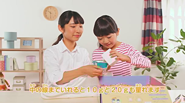 計測が終わったら、記入用紙を見てまくらにパイプを入れましょう。 / 西川の手作りキッズまくら