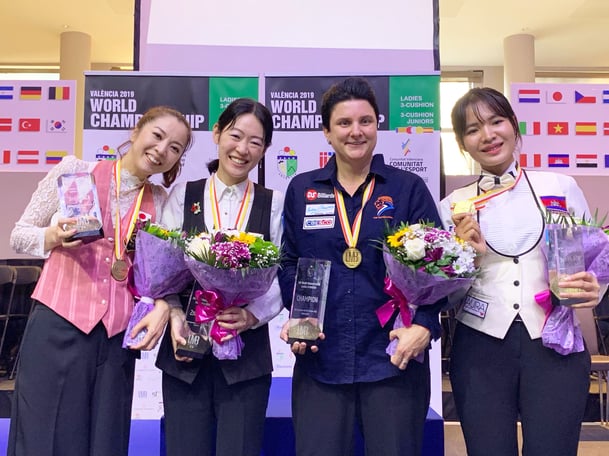 2019年大会の表彰台。左から3位：界文子、準優勝：肥田緒里恵、優勝：クロンペンハウアー、3位：ピアビ