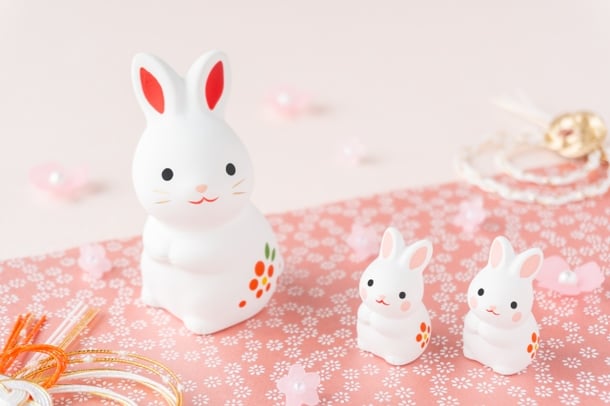 かわいいウサギの親子の置物が置かれたお正月らしい飾りモノ