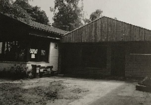 Neuer Mitteltrakt mit Satteldach.