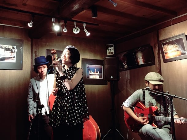 友美さん登場！しっとりと、けれど熱い演奏に聞き惚れます