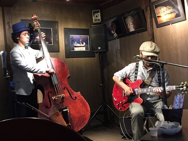 と思ったら、演奏中は渋いお二人。一気に引き込まれます！