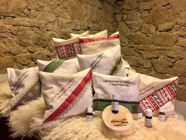 genussstube zirbenoel schweiz zirbenkissen bio flascherl arvenoel geschenk 