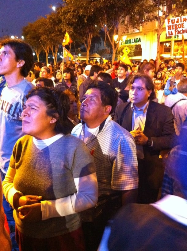 開票速報を見守るペルーの有権者