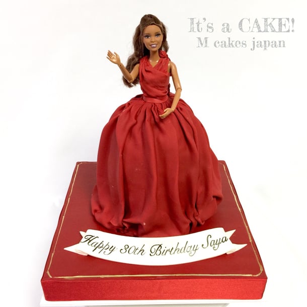 大切な奥様へのお誕生日に「カルティエ」イメージのドレスケーキ❤️ お誕生日おめでとうございます🎊 カルティエの渋めな赤色で大人っぽいイメージのドレスに💋旦那様からカルティエのプレゼントがあるのでカルティエの赤色のドレスでとオーダーいただきました❤️素敵だ〜❤️ #カルティエ #素敵夫婦 #30歳 #ドレスケーキ #赤色 #cartier #cartierimage #dresscake #誕生日ケーキ #torte #gateau #cake #ケーキ