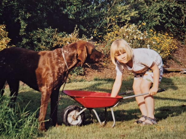 Aus Kindertagen: Katja mit Deutsch-Kurzhaar
