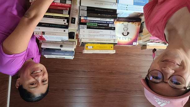 v.l. Steffi und Gerly mit den Büchern von Quijote im Beneficio Seco