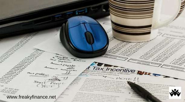 freaky finance,  Steuererklärung, Papierkram Computer-Mouse, Kaffeetasse