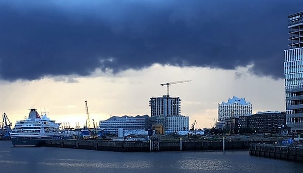 freaky finance, HafenCity Hamburg, Regenwolken, Elbphilamonie