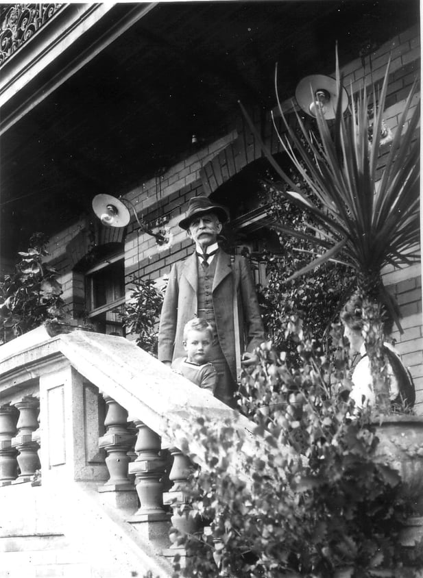 1915 Haupteingang (Großvater Koye mit Werner)