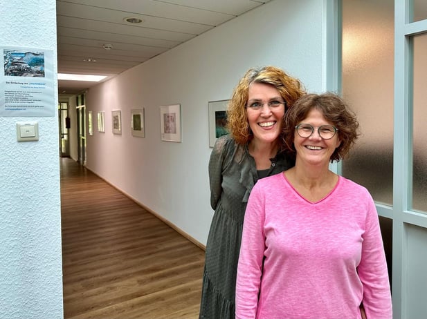 Gudrun Groß-Knipper (Kunsttherapeutin in der vita nova Klinik) und Sonja Scholzen (Fotografin)