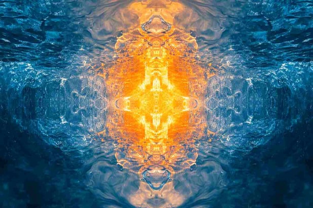 Ein abstraktes, symmetrisches Muster aus Wasser und Eis mit einer gelb-orangenen Reflexion auf der blauen Meeresoberfläche, eingefangen in hyperrealistischer Fotografie