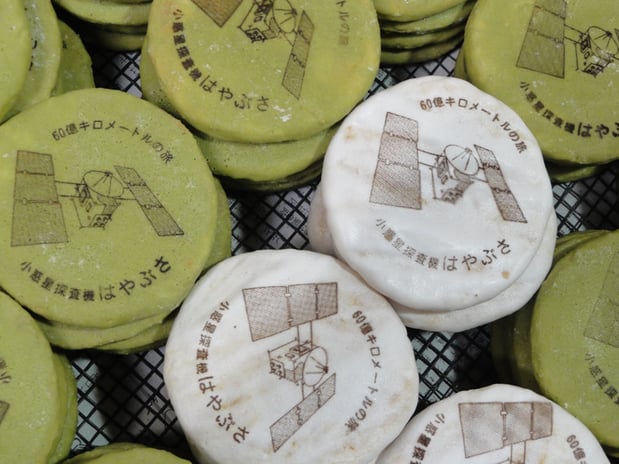 白と抹茶の砂糖せんべいで作るはやぶさせんべい