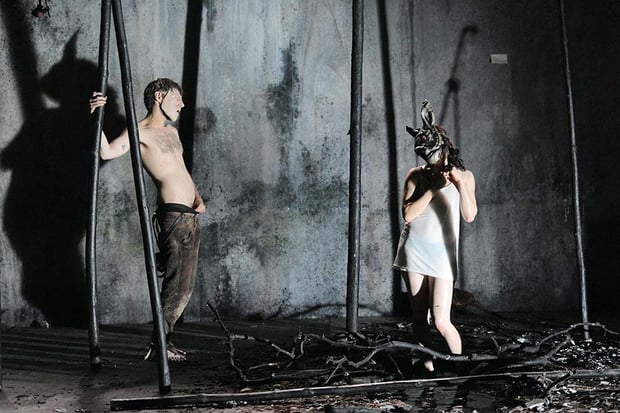 Szenenfoto Theater Ingolstadt 2014, Anjo Czernich u. Leonie-Merlin Young