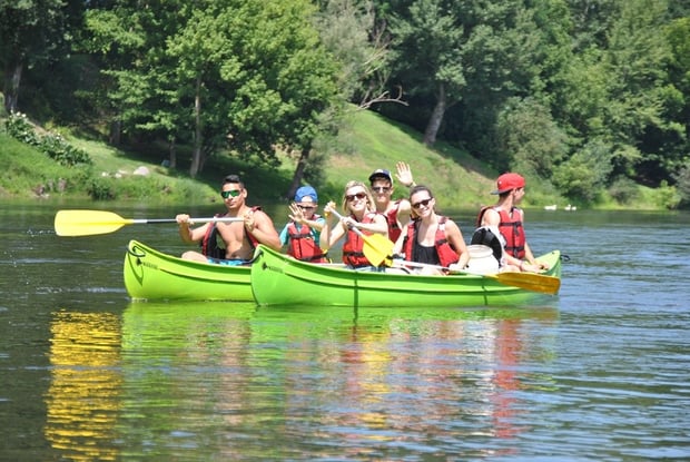 Les "jeunes" du camping en descendant la Dordogne (Photo F.Place)