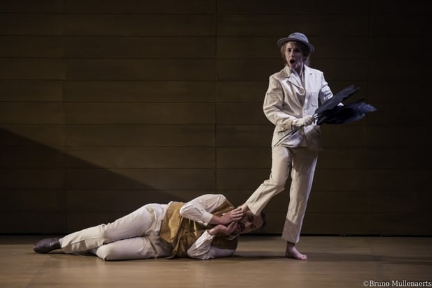 Photos de deux acteurs de la pièce sur scène